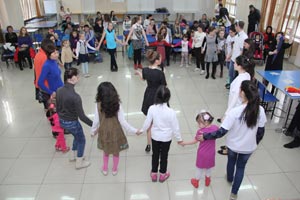 Накануне 8 марта волонтеры отряда «ВОЛНА СКФУ» посетили реабилитационный центр для детей «Живая Нить»