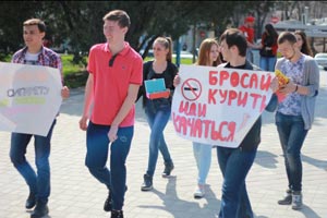 Активисты волонтерского отряда «Волна СКФУ» провели акцию «Мы за ЗОЖ! Обменяй сигарету на конфету!»