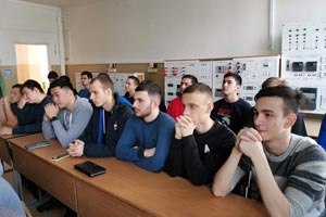 На кафедре физики, электротехники и электроэнергетики прошел кураторский час со студентами на тему «10 лет Северо-Кавказскому федеральному округу»