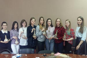 Для школьников и учащихся Железноводского художественно-строительного техникума провели мастер-класс по декорированию элементов интерьера