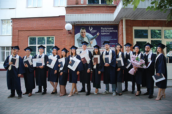 Состоялась церемония вручения дипломов об окончании университета выпускникам юридического факультета и Школы Кавказского гостеприимства СКФУ