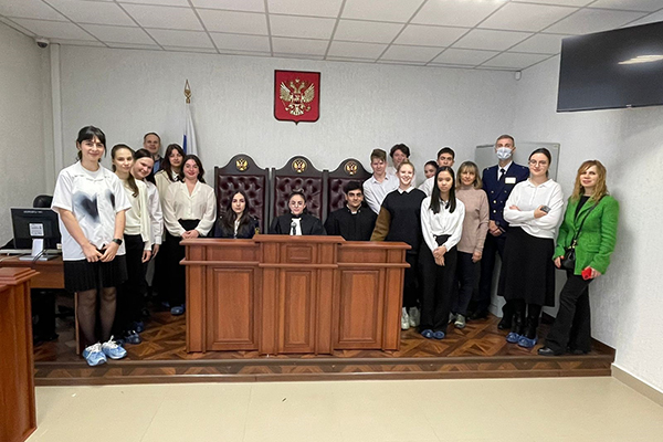 Преподаватели СКФУ провели экскурсию в Пятигорский гарнизонный военный суд для учащихся гимназии № 4 г. Пятигорска