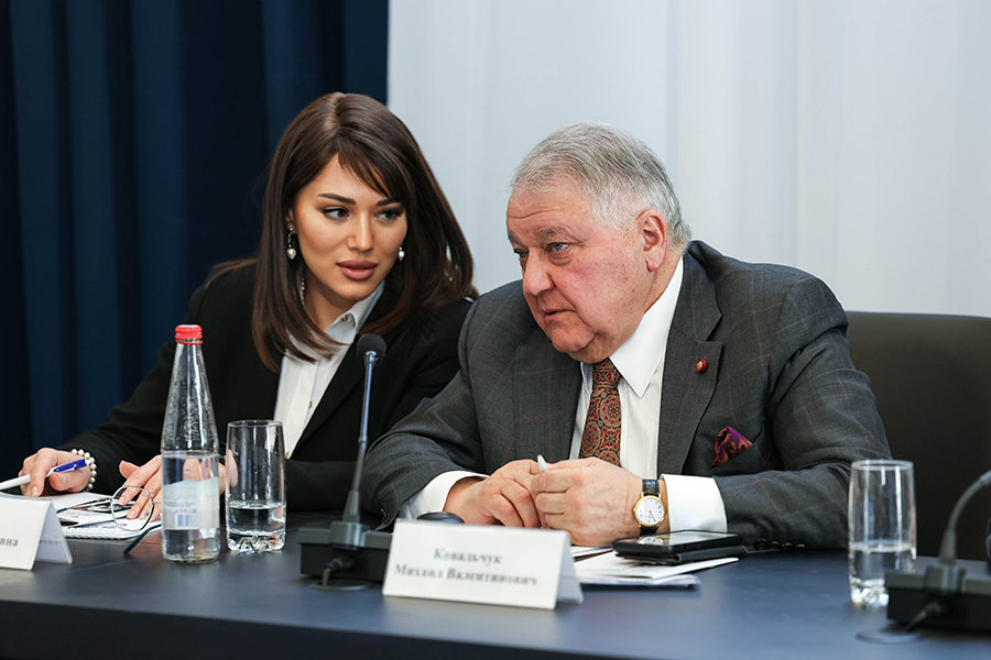 rektor-skfu-pozdravila-prezidenta-kurchatovskogo-instituta-s-prisvoeniem-zvaniya-geroya-truda-rossii (3).jpg