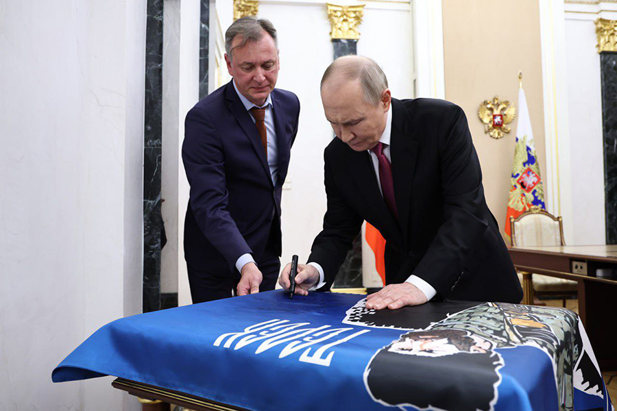 bojcam-kazachej-razvedyvatelnoj-brigady-terek-vruchili-znamya-s-lichnoj-podpisyu-vladimira-putina-ncfu-ru-01 (1).jpg