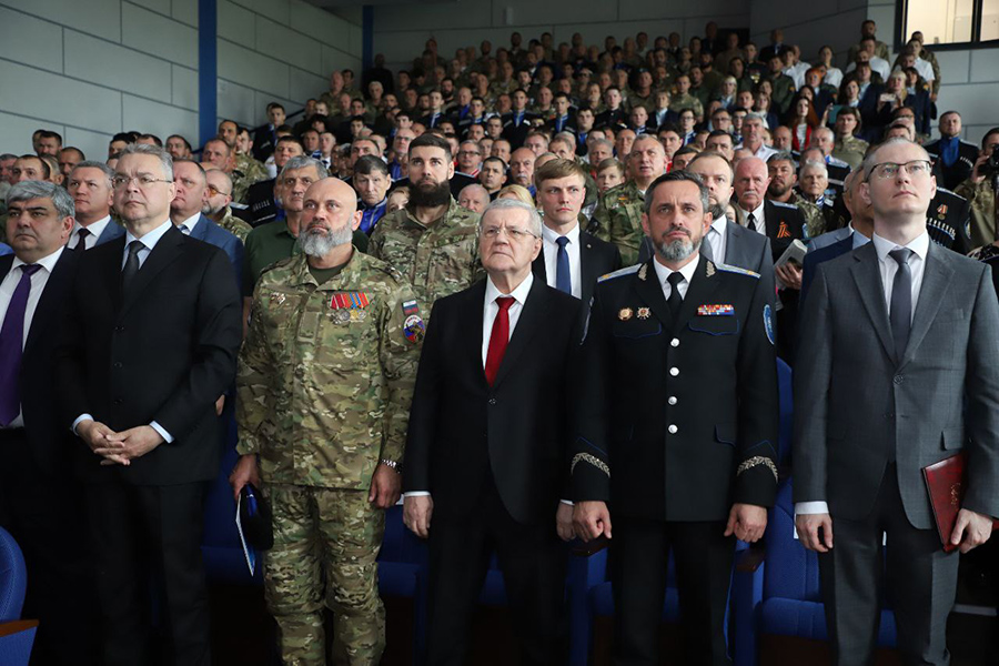 bojcam-kazachej-razvedyvatelnoj-brigady-terek-vruchili-znamya-s-lichnoj-podpisyu-vladimira-putina-ncfu-ru-01 (2).jpg