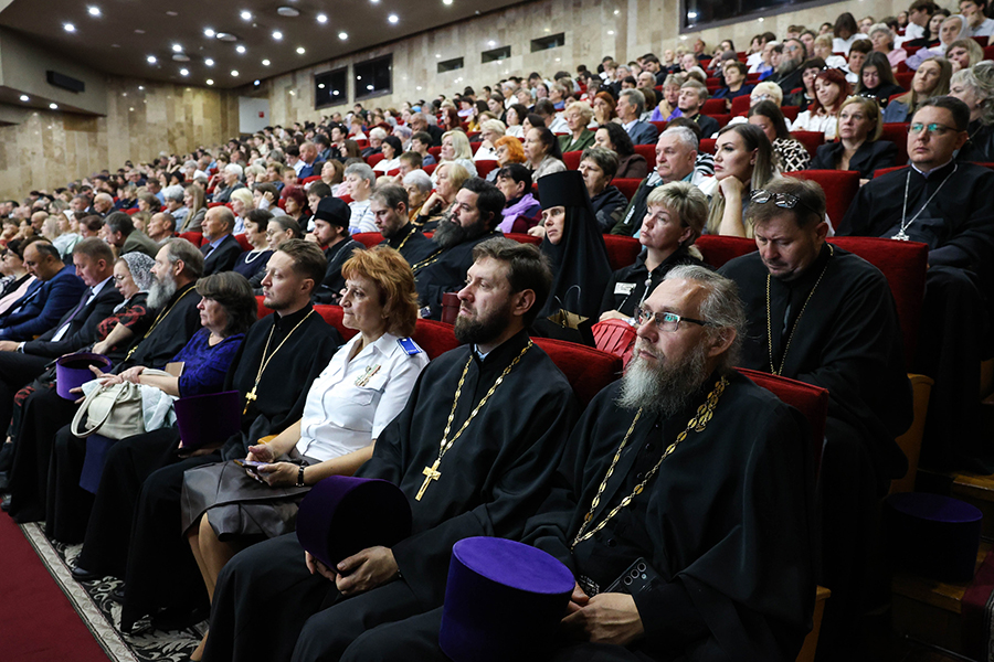 xiii-stavropolskiy-forum-vrns-opredelil-strategiyu-zashchity-traditsionnykh-tsennostey (1).jpg