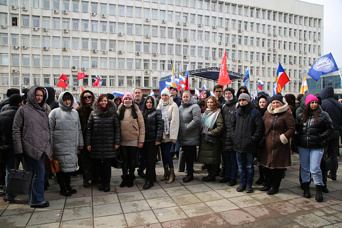 Сотни студентов вуза отметили восьмую годовщину Крымской весны на главной площади Пятигорска