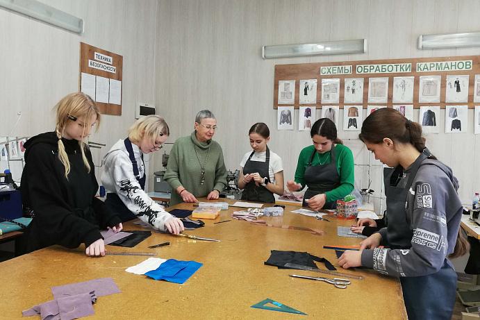 В колледже Пятигорского института СКФУ прошел открытый урок по обработке прорезного кармана