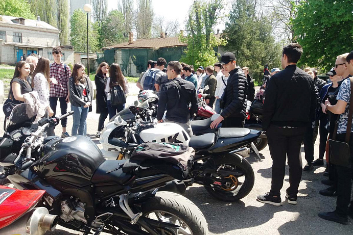 Автоинспекторы и байкеры мотосообщества встретились со студентами колледжа Пятигорского института