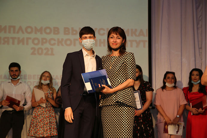 Завершилось вручение дипломов выпускникам колледжа Пятигорского института СКФУ