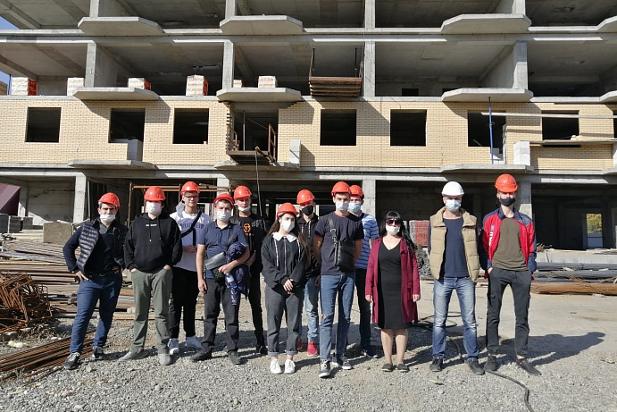 Студенты с учебной экскурсией посетили строительную площадку