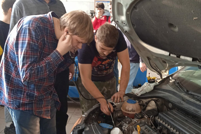 О техническом облуживании и ремонте ходовой части автомобиля узнали студенты колледжа Пятигорского института СКФУ