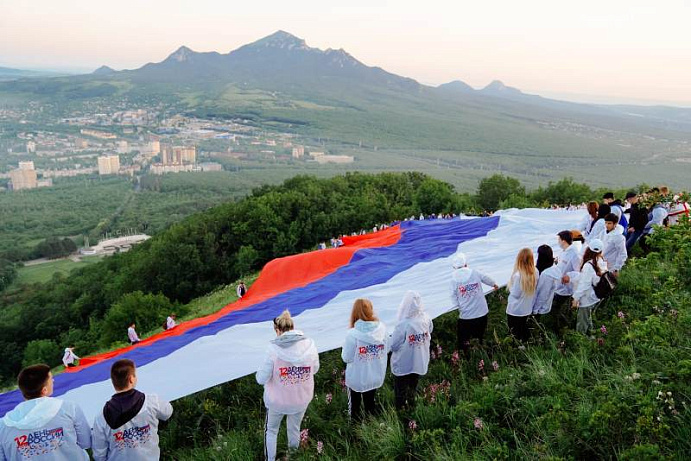 Студенческая молодежь в День России развернула на склоне Машука 72-метровый триколор