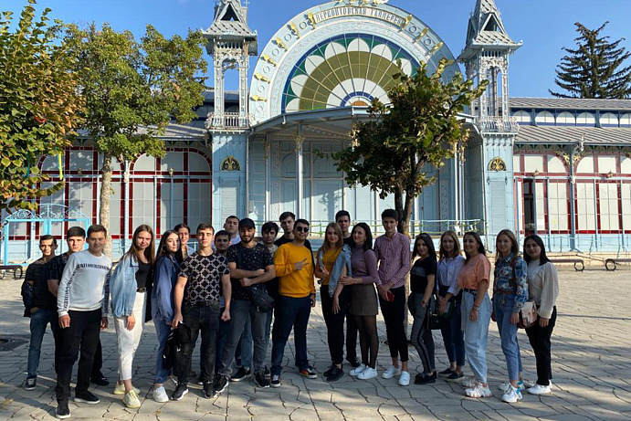Первокурсники юридического факультета посетили Пятигорский Парк «Цветник»