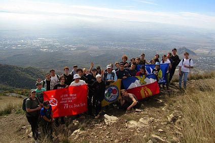 Члены туристической секции клуба «Лидер» в День Туризма совершили восхождение на вершину Бештау