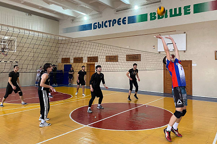 В колледже Пятигорского института СКФУ прошел турнир по волейболу «Шаг навстречу» между командами преподавателей и студентов