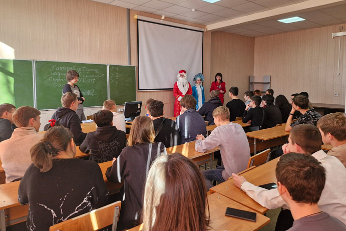 С началом сессии первокурсников колледжа Пятигорского института СКФУ поздравили Дед Мороз и Снегурочка