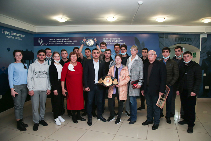 Студенты Пятигорского института СКФУ встретились с выдающимся пятигорчанином, боксером-профессионалом Давидом Аванесяном