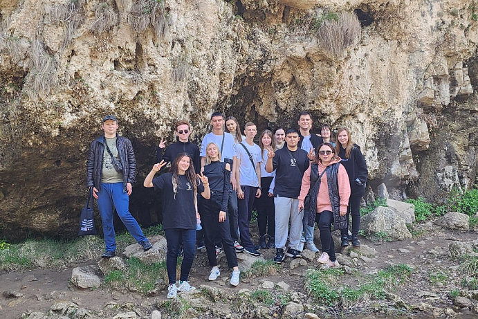 Студенты Школа Кавказского гостеприимства попробовали себя в качестве экскурсоводов на Медовых водопадах