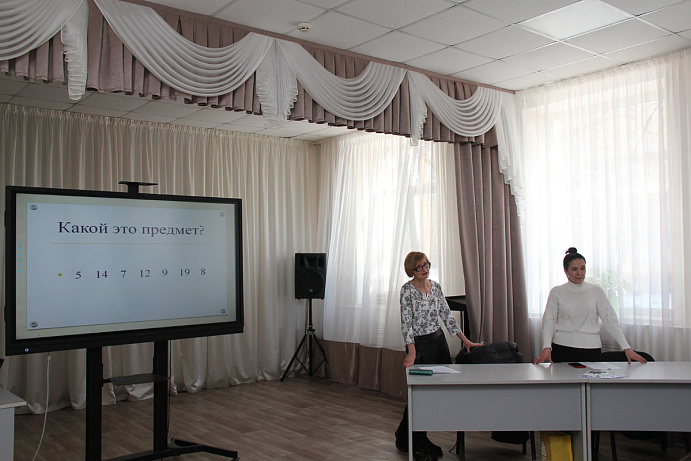 Преподаватели английского языка колледжа Пятигорского института СКФУ провели занятие в академическом классе МБОУ СОШ №3