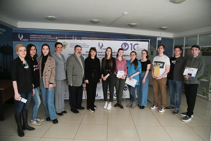 Студенты-дизайнеры получили из рук директора грамоты и удостоверения членов Творческого союза художников России