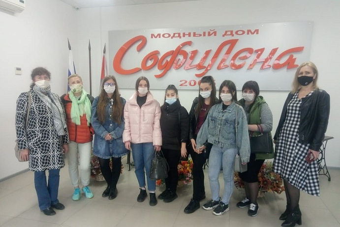Студенты колледжа СКФУ с учебной экскурсией посетили швейное предприятие «СофиЛена»