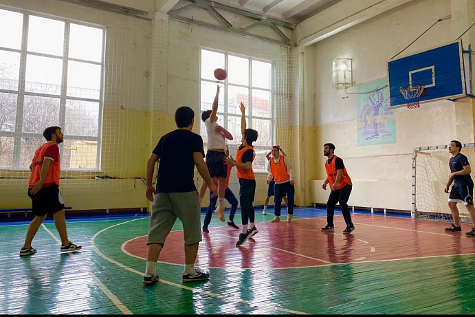 Среди обучающихся колледжа Пятигорского института СКФУ прошли соревнования по баскетболу «Бросок в прыжке-2024»