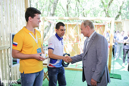 Владимир Путин ознакомился с проектом молодого ученого СКФУ