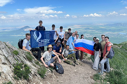 Студенты развернули российский триколор и флаг СКФУ на вершине Бештау 